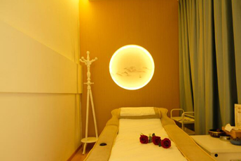 拉萨日式指压的寂静美学：在按压中听见雪落的声音